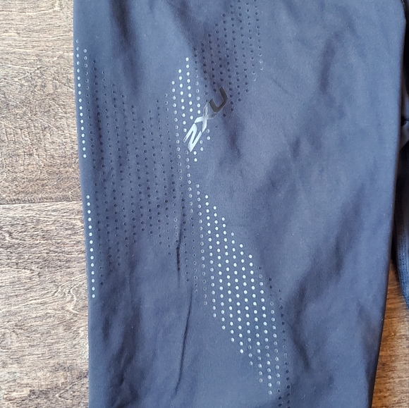 NWOT 2XU fitness leggings 3/4th cropped size L - Picture 2 of 7